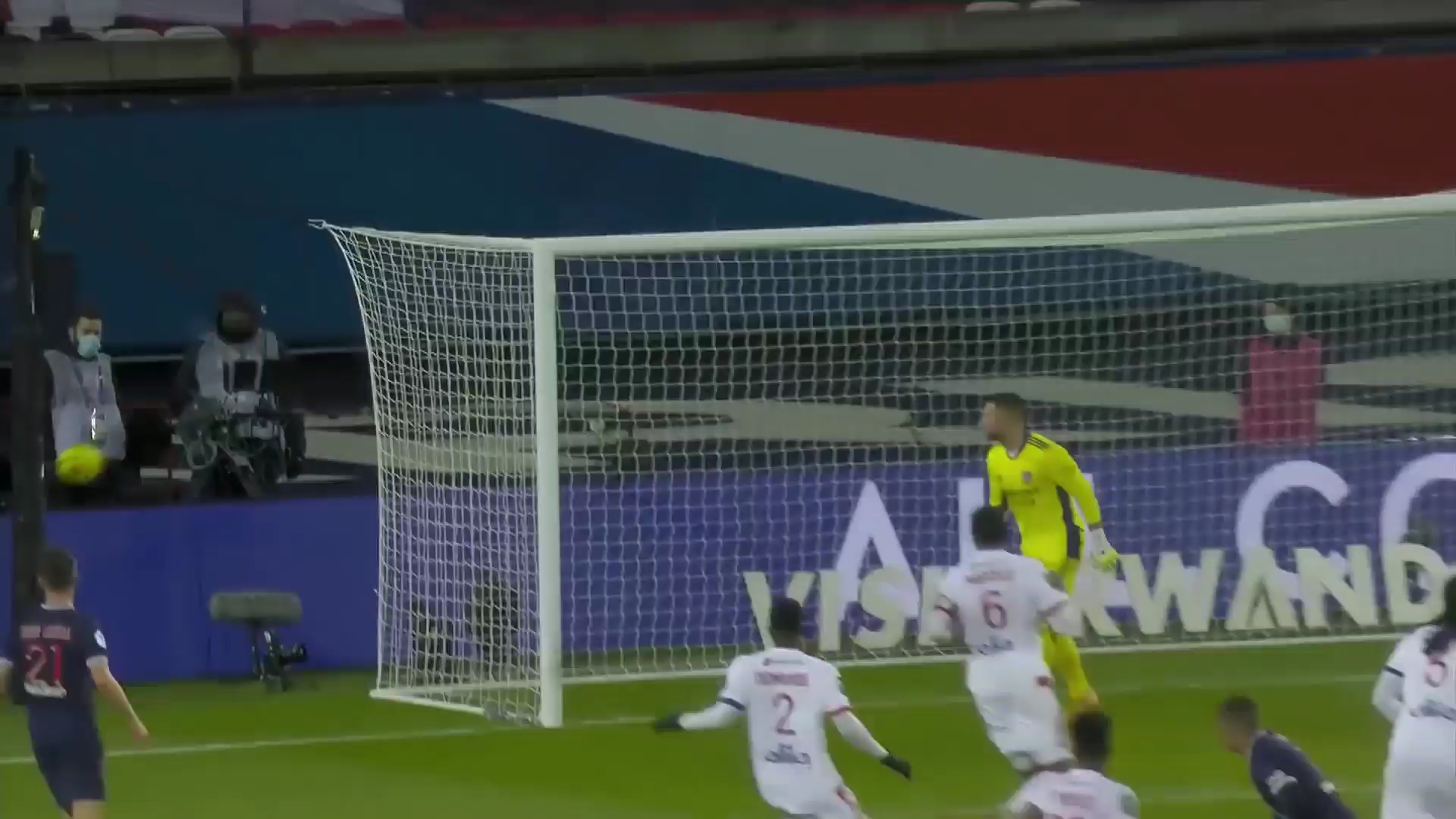 爱游戏官网-关于里昂门将因伤提前离场，或将缺席未来几场比赛的信息