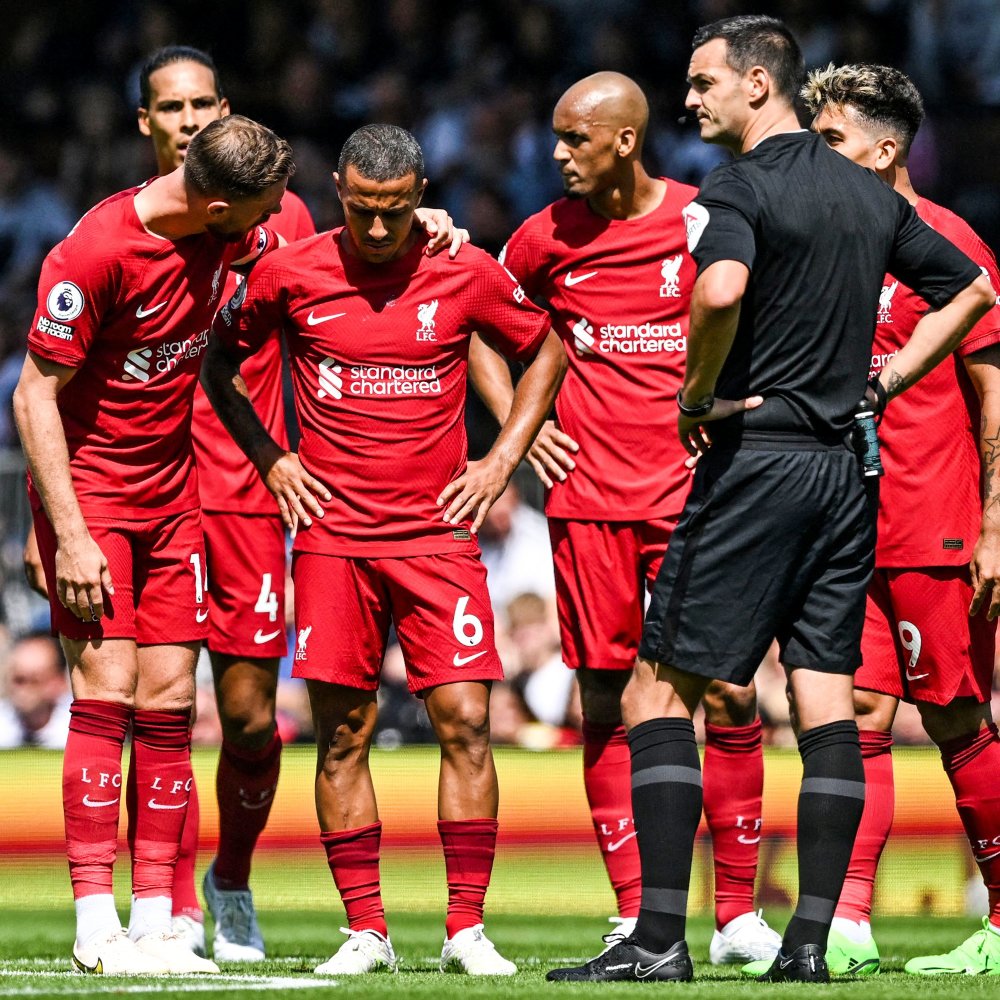 爱游戏官网-利物浦重伤造成争议，主帅深夜表态