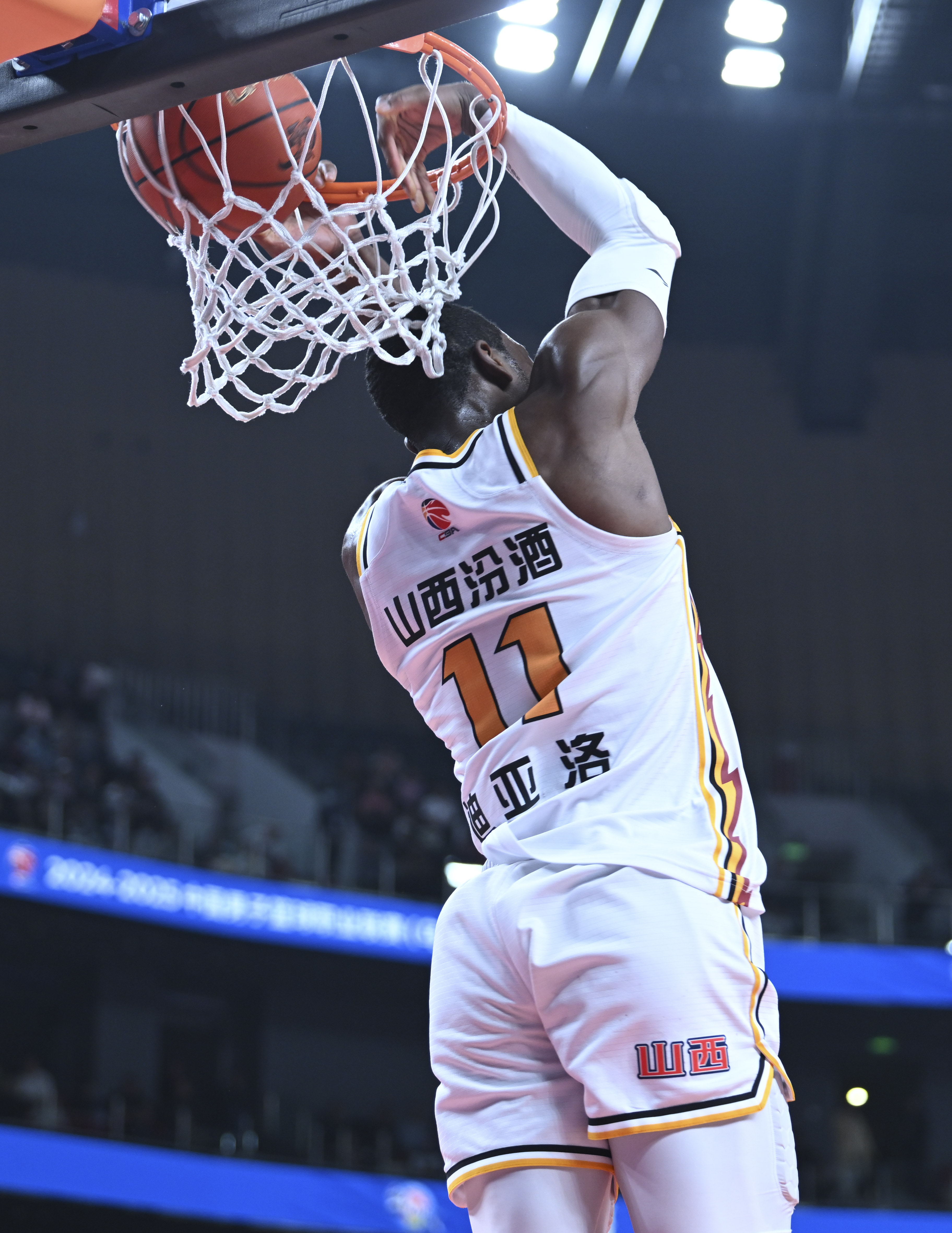 爱游戏亚洲官网-激战连连的篮球赛事掀起风暴