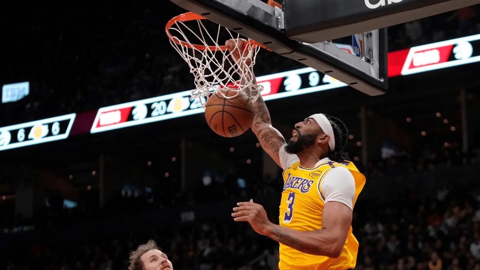 湖人队员连番进攻，对手随之败下阵来