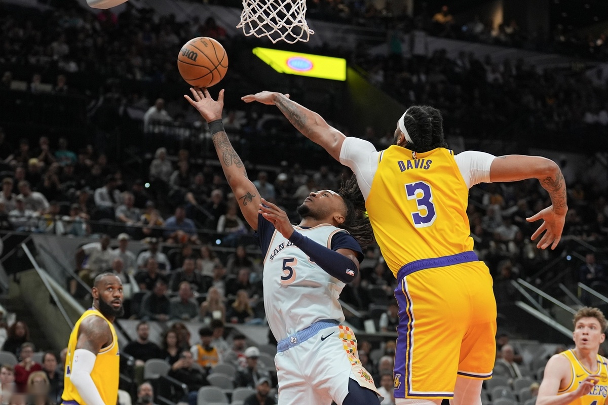 爱游戏官方入口-马刺队员突破重围，击败对手