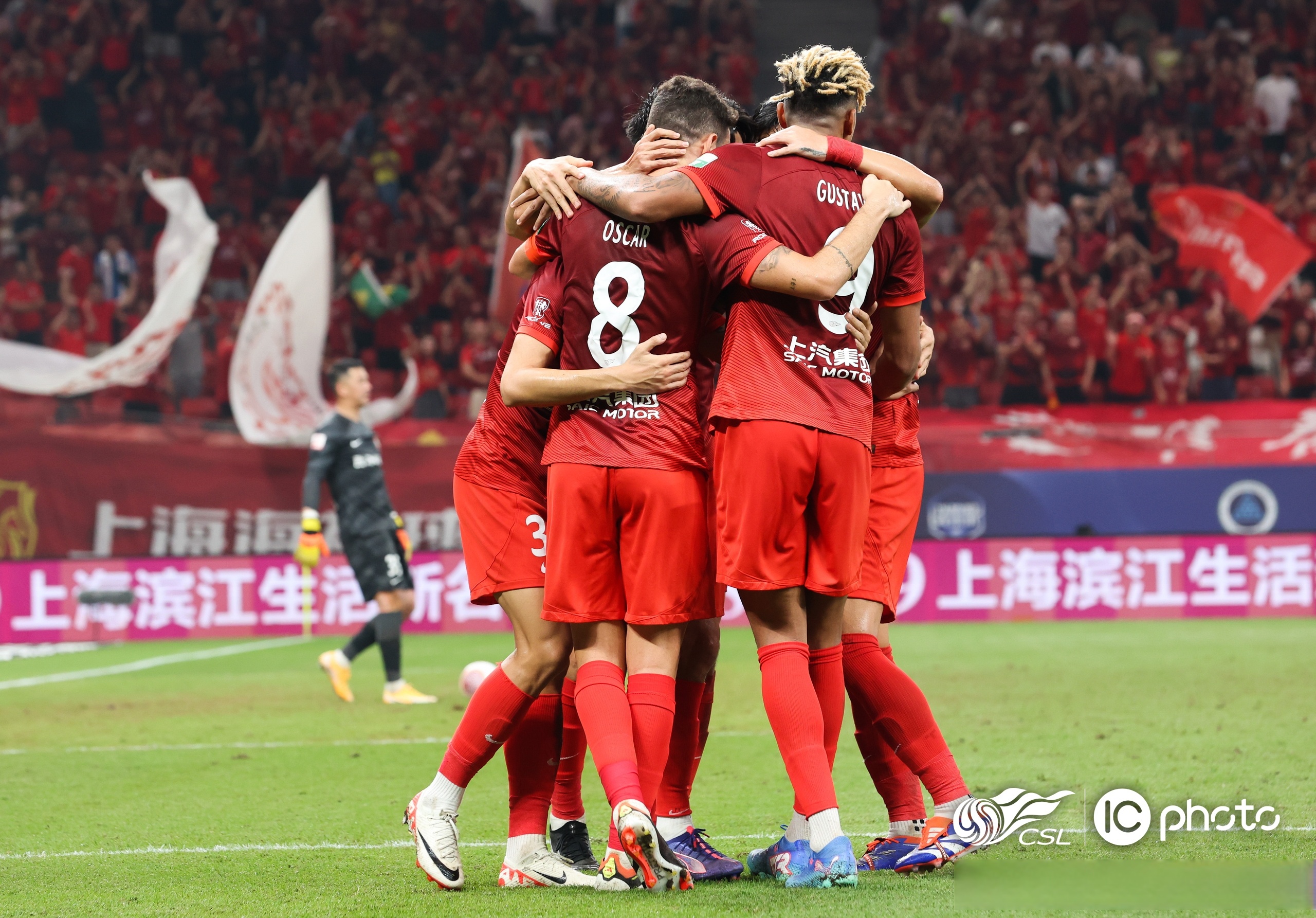 球队势如破竹，赢得了一场关键的赛事