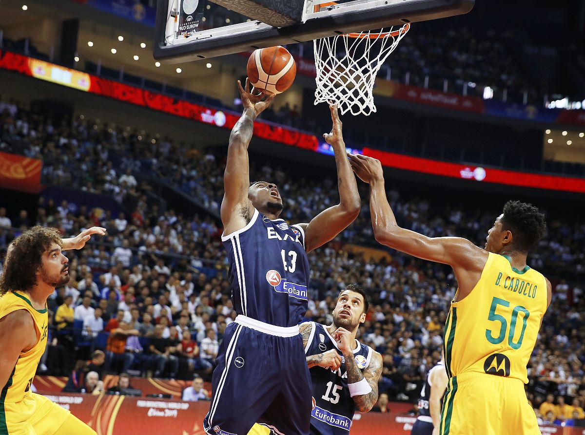 球队后防线堪忧，球员应对技战术挑战的简单介绍