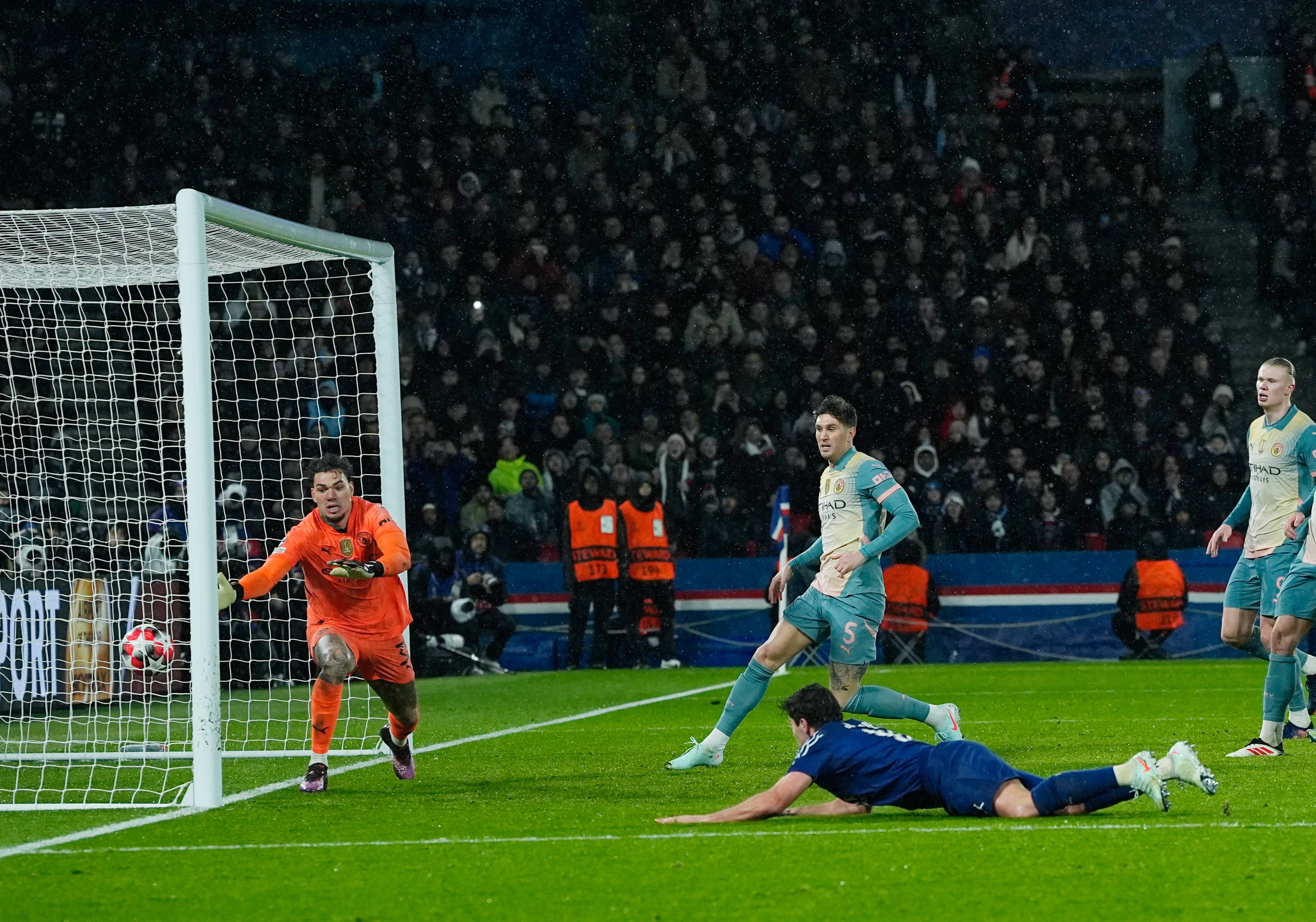 巴黎圣日耳曼足球队备战周末的比赛