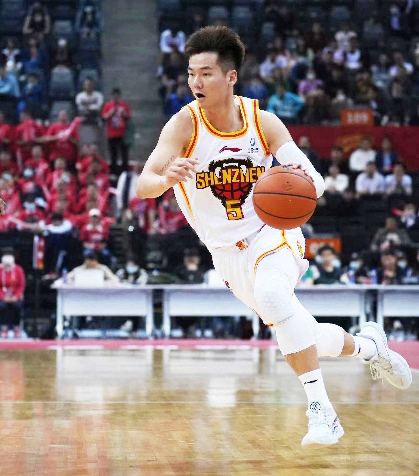 爱游戏官网入口-关于队员变化！球队后卫领袖回归训练场，士气大增的信息