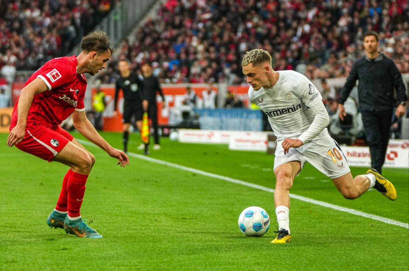 包含弗莱堡队大胜对手，赢得关键胜利的词条