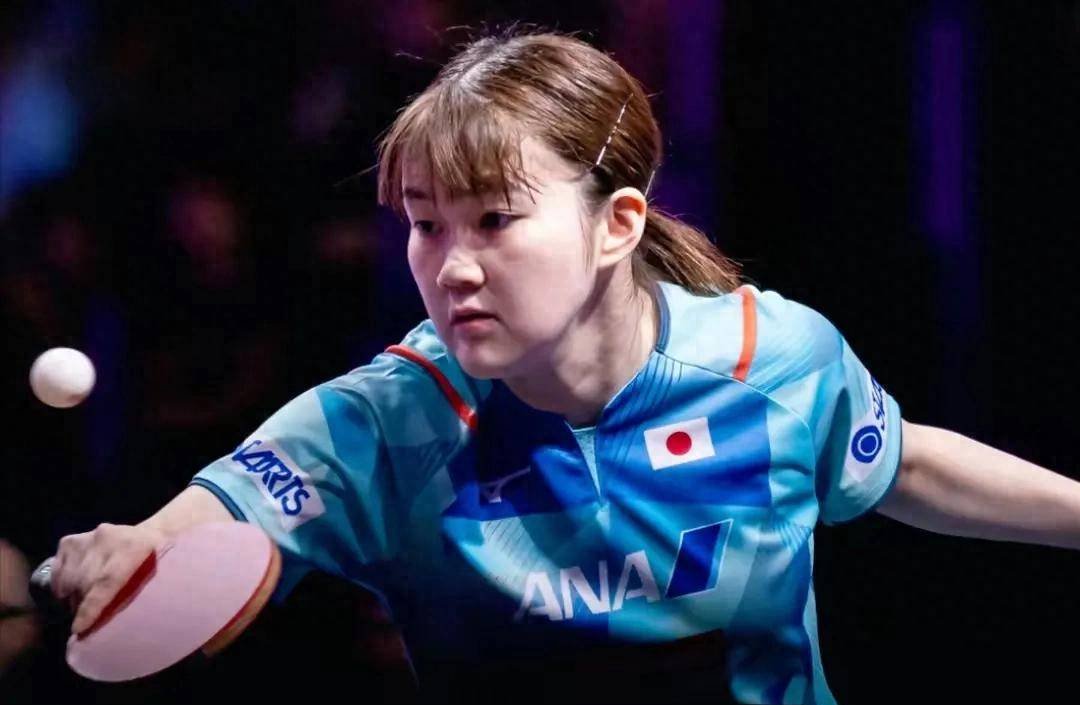 爱游戏官网-世界足球比赛中，女队员积极拼搏