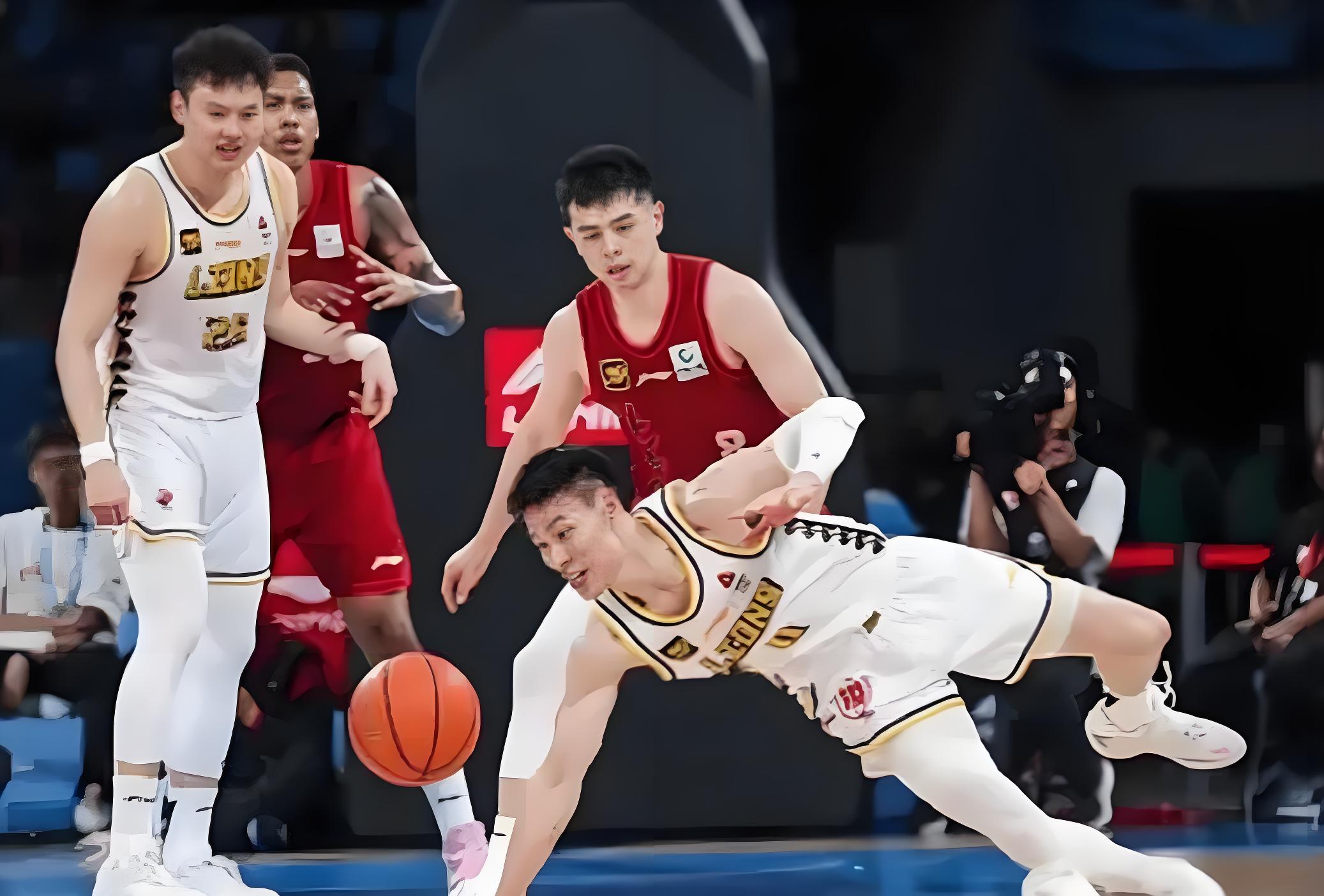 广厦队在场上展现出强大实力，横扫对手获胜