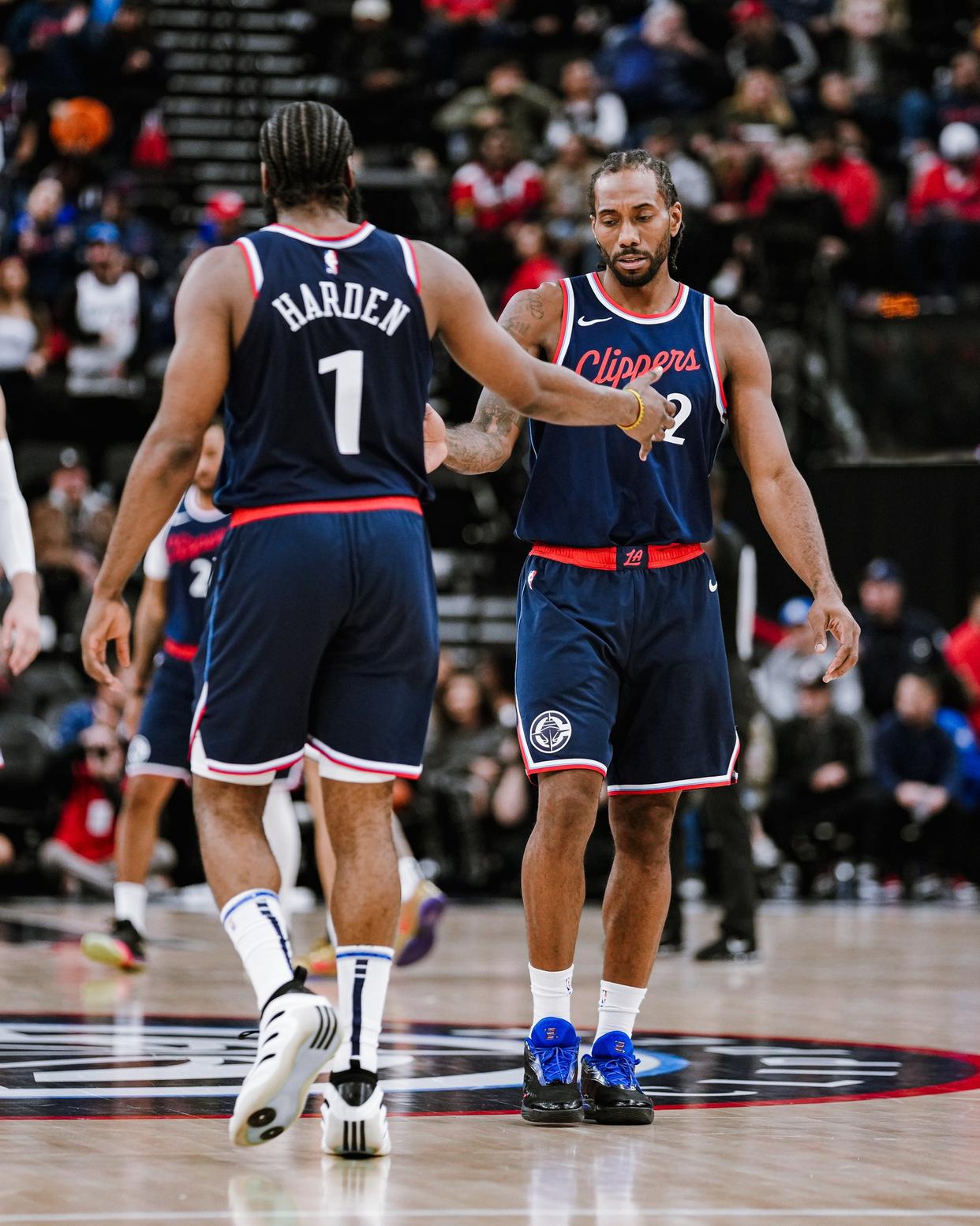 爱游戏在线-大场面上球员精准投篮，为球队赢得胜利