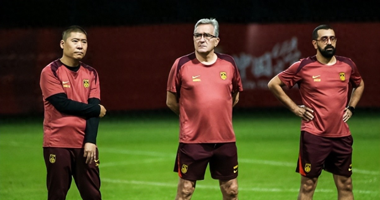 爱游戏中国官网-关于沉浮赛场：欧锦赛上的争议事件引发球迷热议的信息