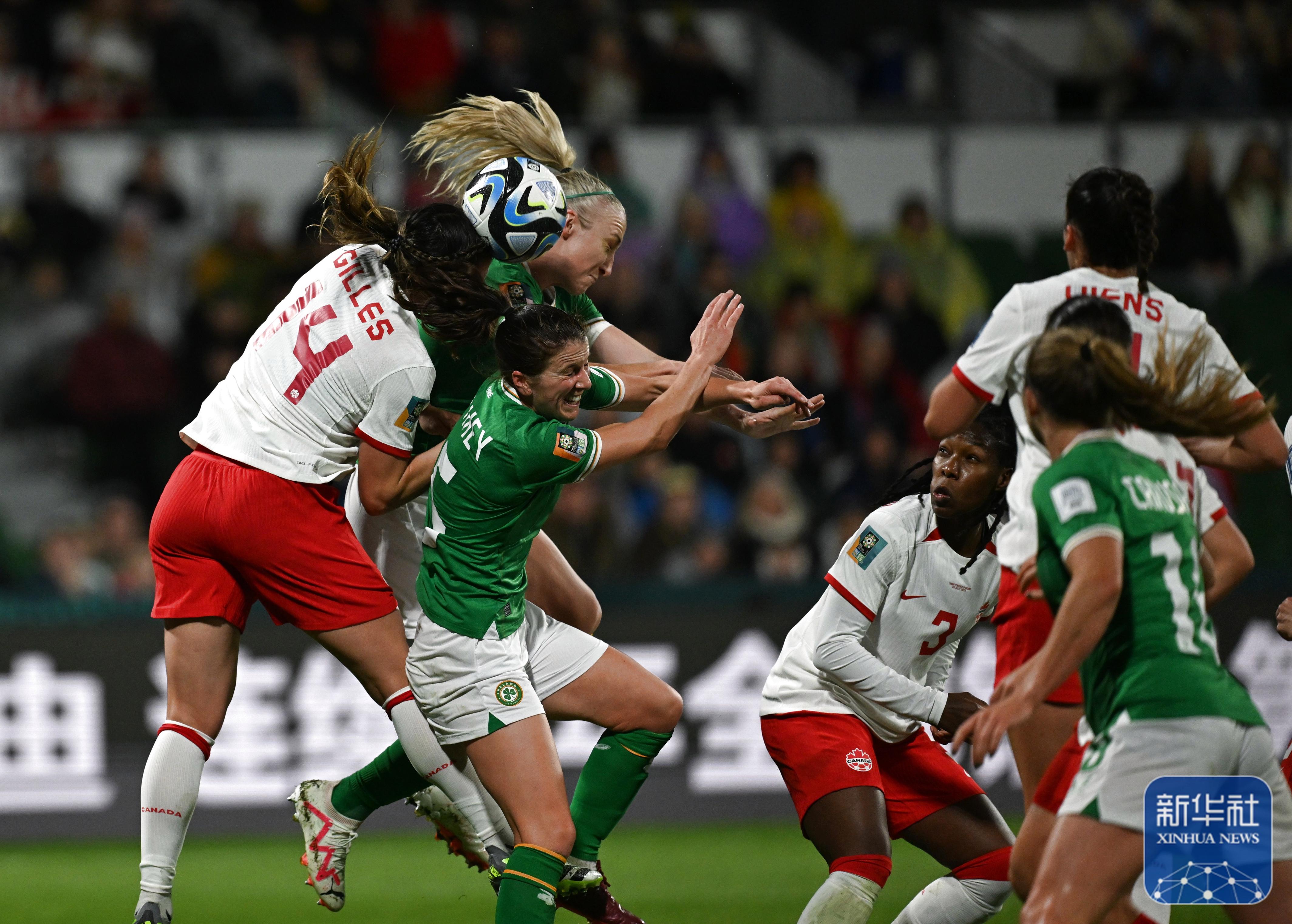 爱游戏网页版-世界女足杯比赛紧张激烈，球员们全力以赴