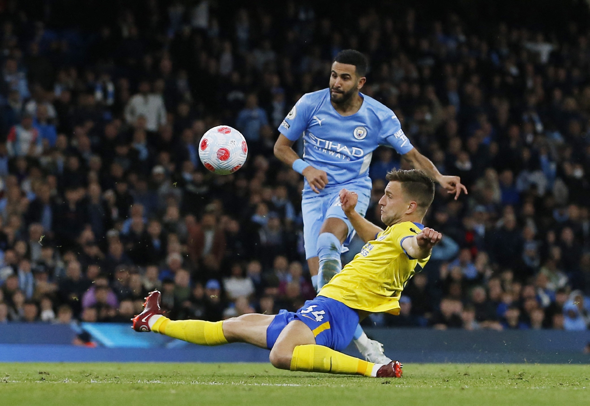 爱游戏app下载-曼城主场大胜占士公园流浪者，追赶领先者