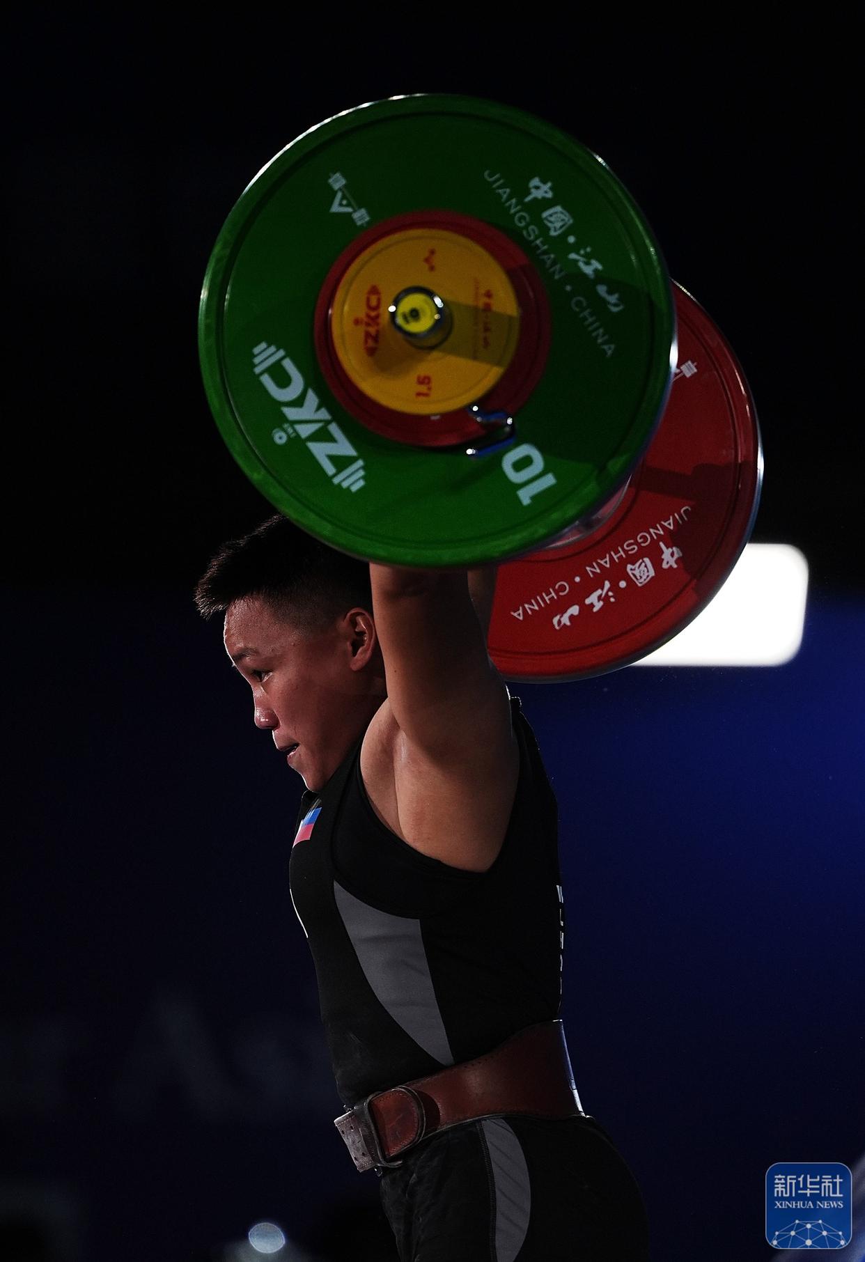 举重选手刷新纪录引发全场欢呼的简单介绍