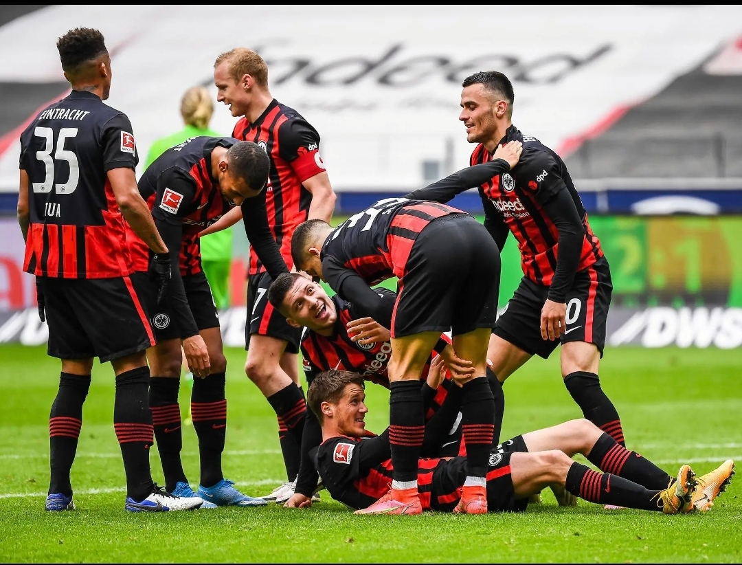 包含阿贾克斯惨遭平手，球队实力须反思提升的词条