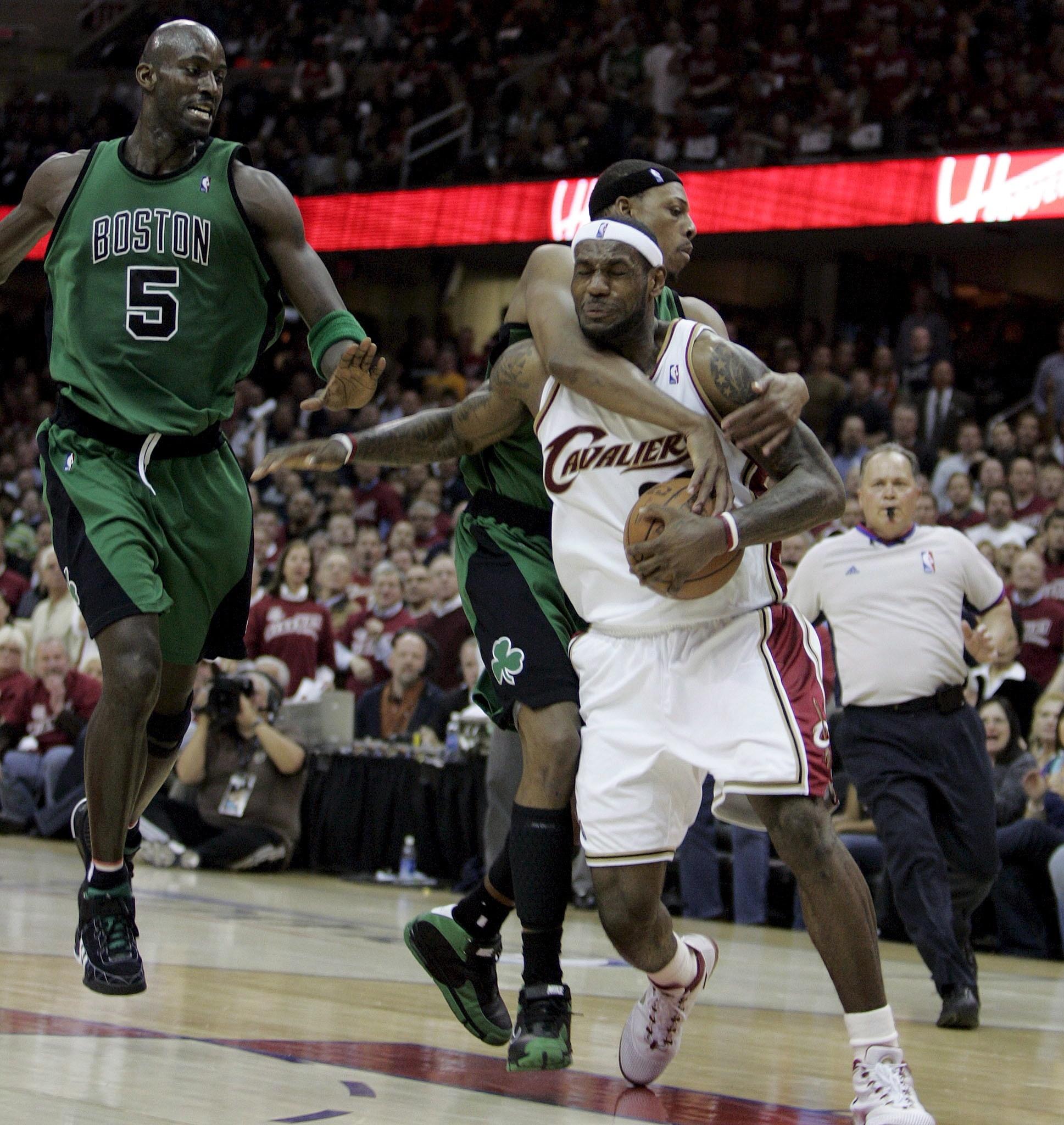 爱游戏官方入口-包含骑士队防守端表现抢眼，成功压制对手的词条