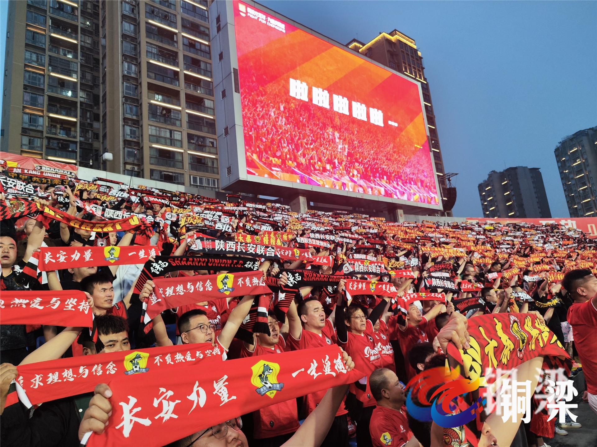 足球比赛迎来高潮，球迷狂热支持本土球队