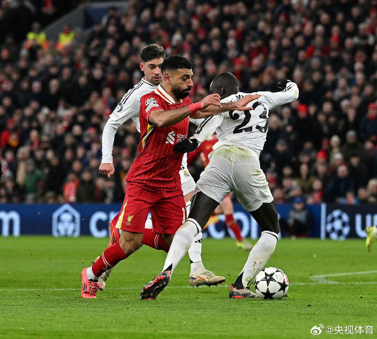 爱游戏体育官网-利物浦战胜巴黎圣日耳曼，领先小组