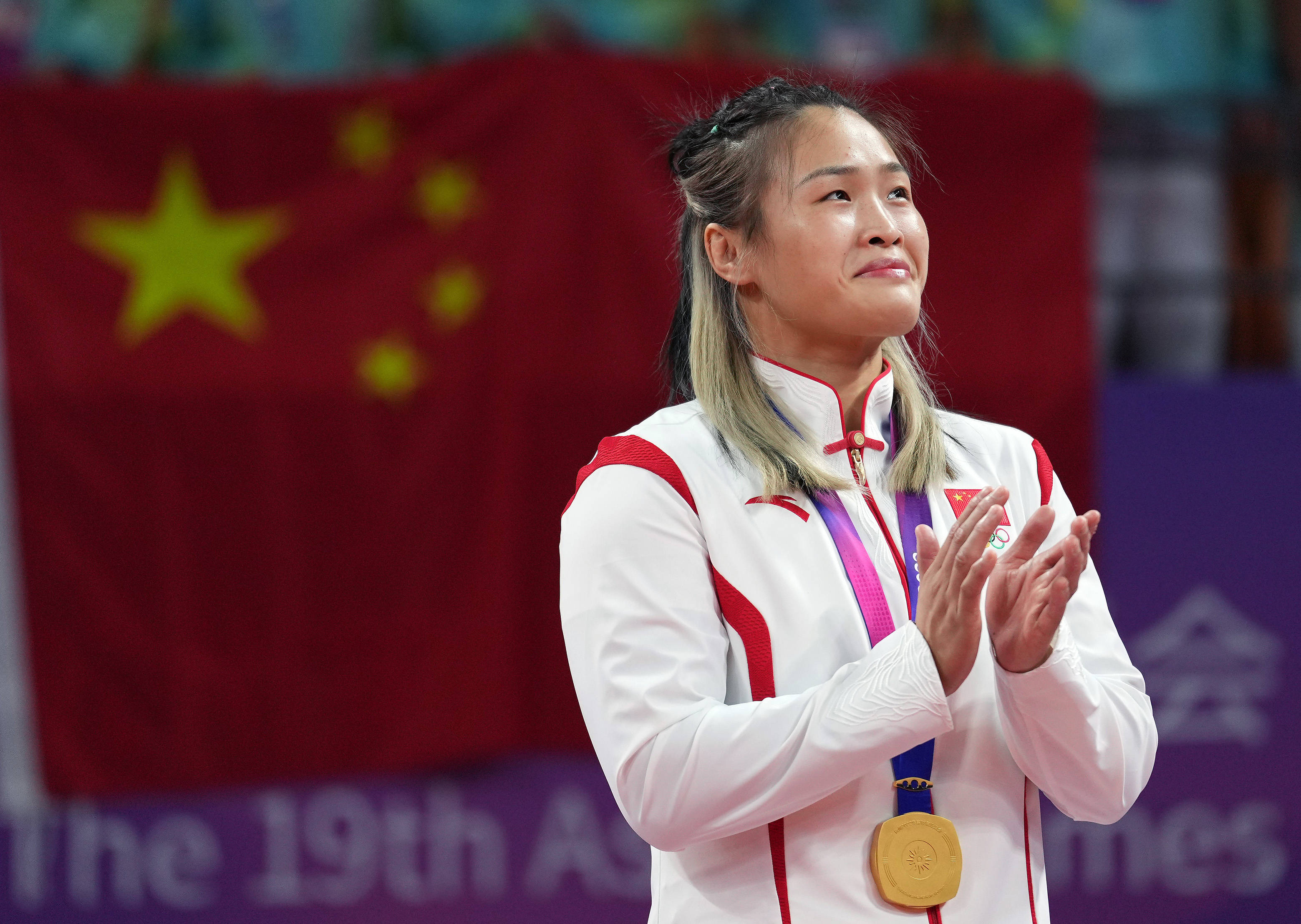 射击女选手夺下金牌激动落幕