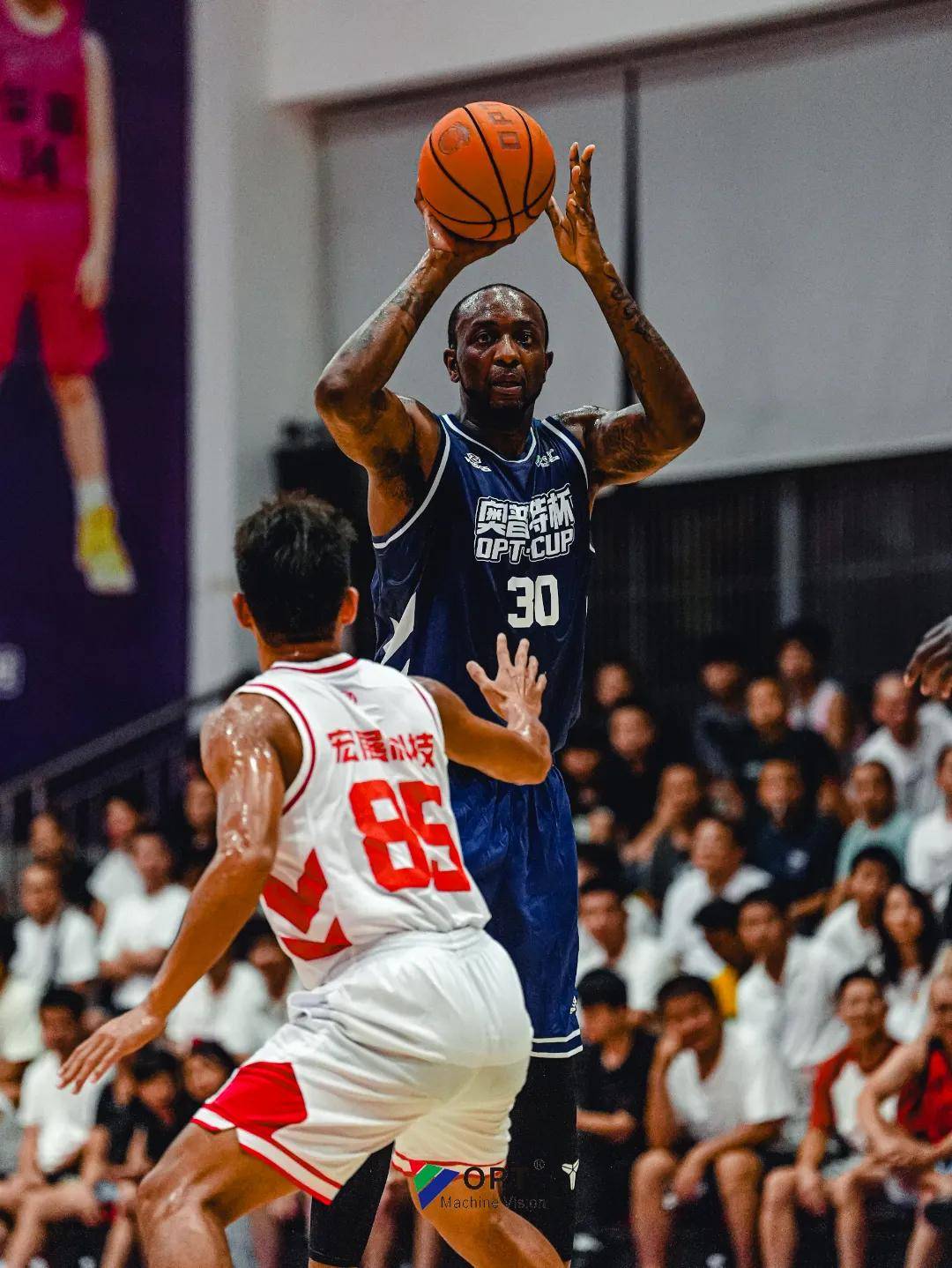 爱游戏官网-热烈篮球对决引人瞩目，豪强对垒海量景象的简单介绍